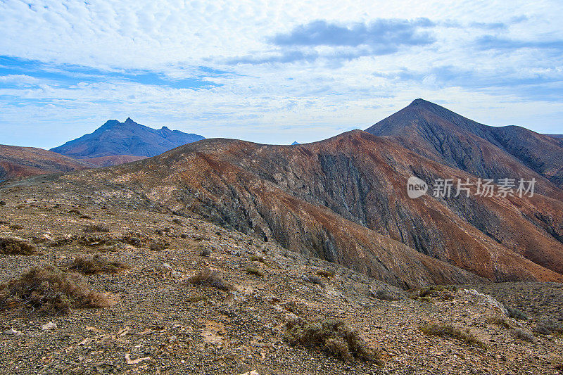 在Betancuria自然公园- Fuerteventura的Sicasumbre山和Montaña Cardón